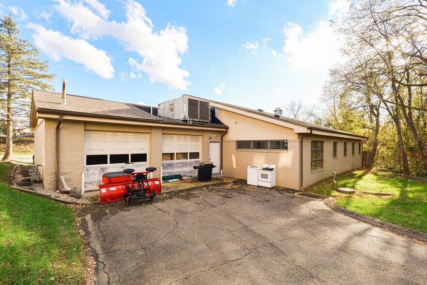 More Photos Of 1075 Waterdam Plaza Dr, McMurray Office For Lease