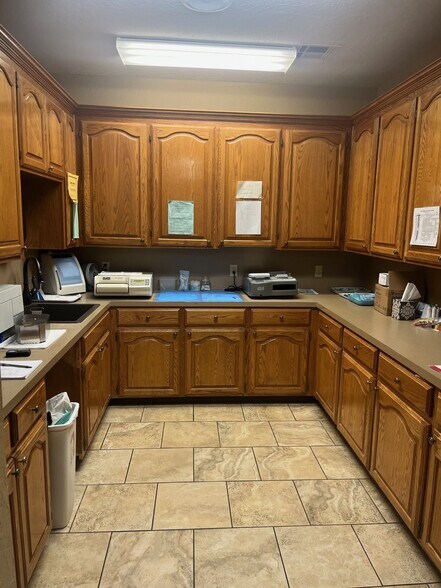 More Photos Of 725 NW 67th St, Lawton Medical For Lease