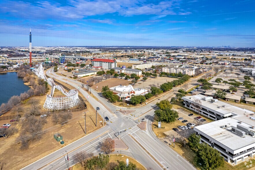 More Photos Of 700 Six Flags Dr, Arlington Restaurant For Lease