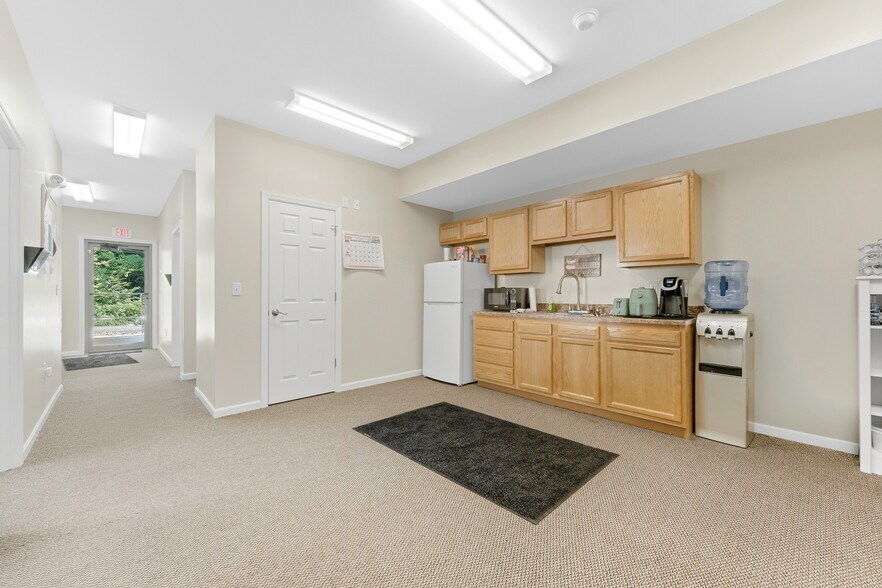 More Photos Of 913-921 Canyon Rd, Morgantown Flex For Lease