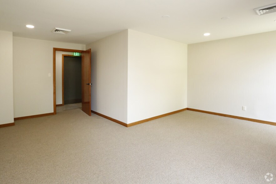 More Photos Of 7330 Highland Rd, Baton Rouge Coworking Space