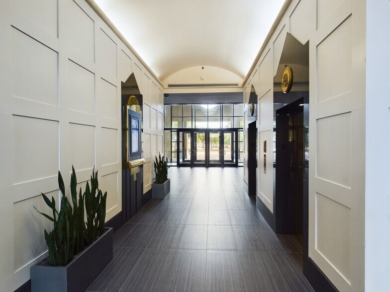 More Photos Of 2350 Airport Fwy, Bedford Office For Lease