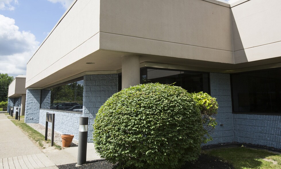 More Photos Of 455 Commerce Dr, Buffalo Research And Development For Lease