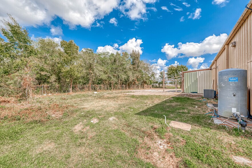 More Photos Of 15511 Highway 6, Rosharon Storefront Retail Office For Lease