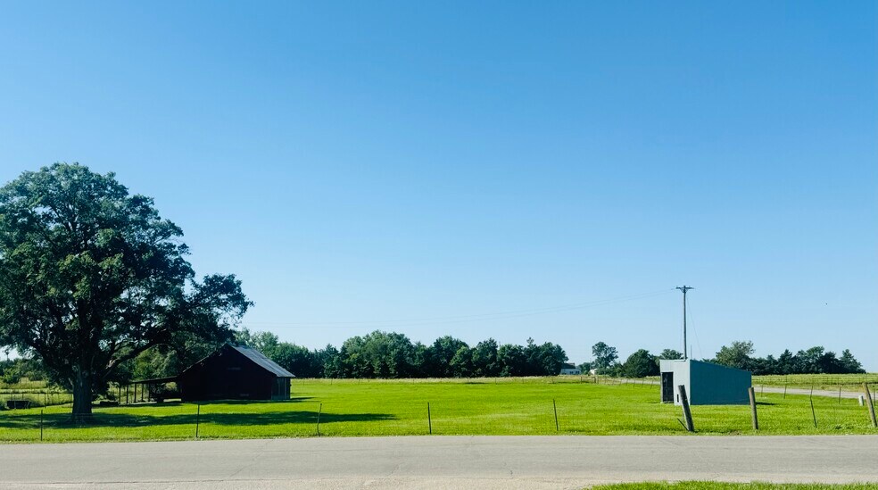 More Photos Of 2000 W Walnut St, Herington Service Station For Sale