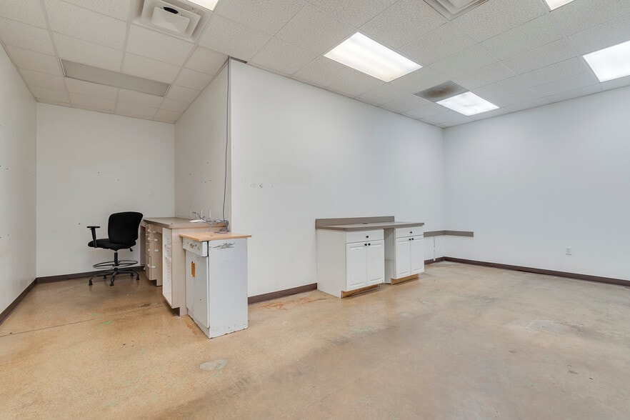 More Photos Of 2920 Shotts St, Fort Worth Distribution For Lease