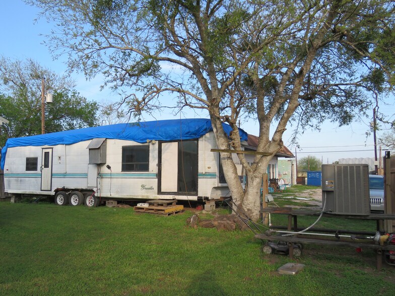 More Photos Of 809 Wood Ave, Woodsboro Restaurant For Sale