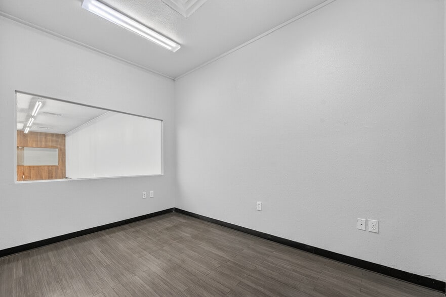 More Photos Of 3413 Herring Ave, Irving Funeral Home For Lease