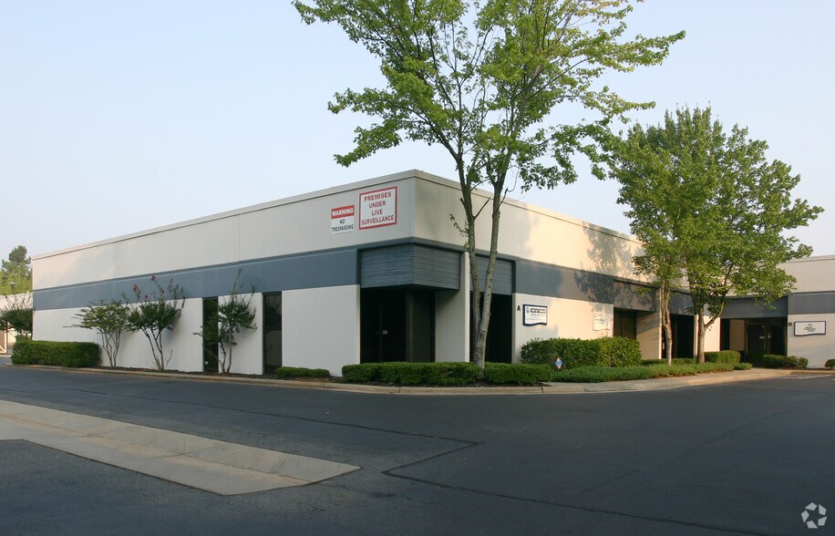 More Photos Of 2818 Queen City Dr, Charlotte Flex For Lease