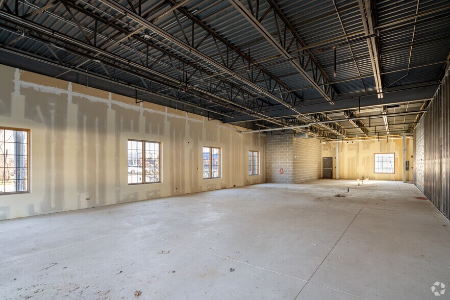 More Photos Of 623 W North Ave, Elmhurst Unknown For Lease