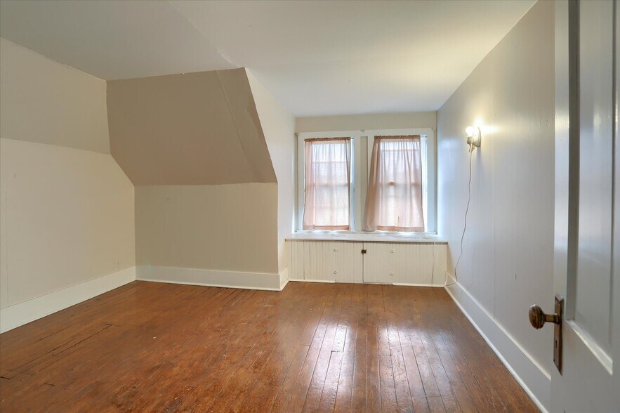 More Photos Of 3 S Market St, Shamokin Flex For Sale