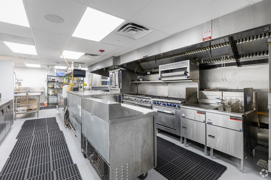 More Photos Of 11150 Ventura Blvd, Studio City Restaurant For Sale