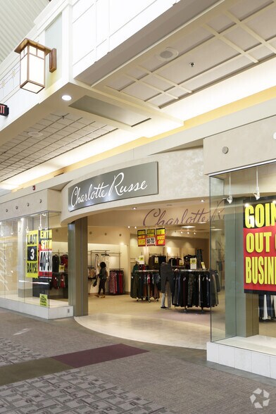 More Photos Of 5505-5688 S Harvey St, Muskegon Department Store For Lease