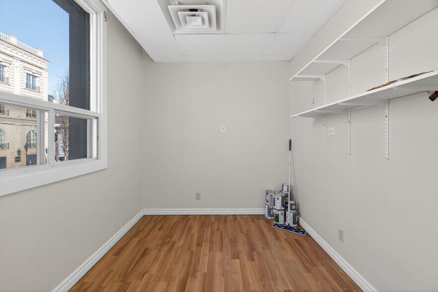 More Photos Of 256-260 Church St, Oakville Storefront Retail Office For Lease