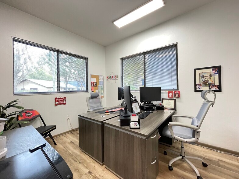 More Photos Of 106 NW 33rd Ct, Gainesville Office For Sale