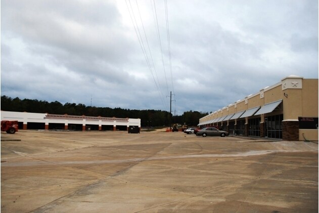 More Photos Of 200-233 Renaissance St, Hallsville Storefront For Lease