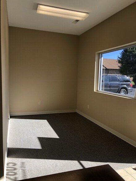 More Photos Of 2585 Eastwood Dr, Columbus Office For Lease
