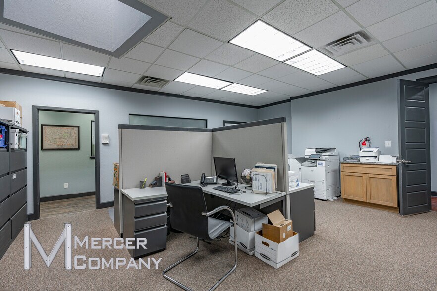 More Photos Of 400 Centre Park Blvd, DeSoto Light Manufacturing For Sale