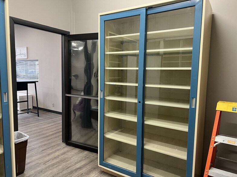 More Photos Of 103 E 3rd St, Aroma Park Office For Sale