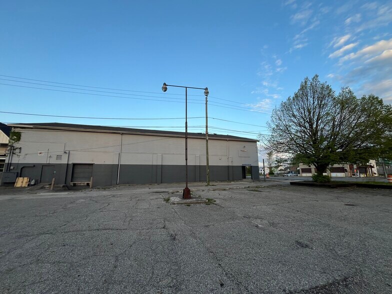 More Photos Of 1728 E New York St, Indianapolis Light Distribution For Sale