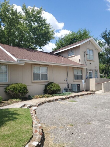 More Photos Of 318 W Highland St, Shawnee Office For Lease