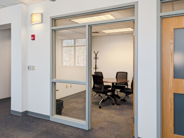 More Photos Of 41 Hutchins Dr, Portland Coworking Space