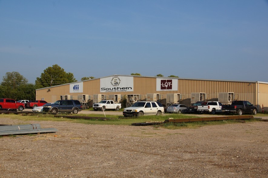 More Photos Of 1301 East Ave, Carrizo Springs Warehouse For Lease