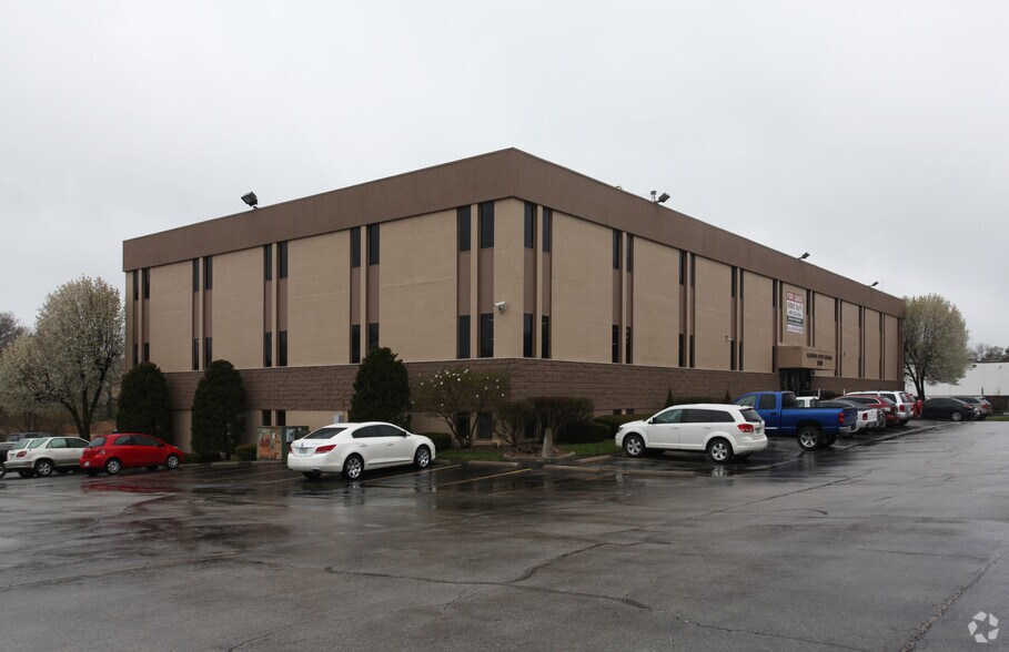 More Photos Of 6910 N Holmes St, Gladstone Office For Lease