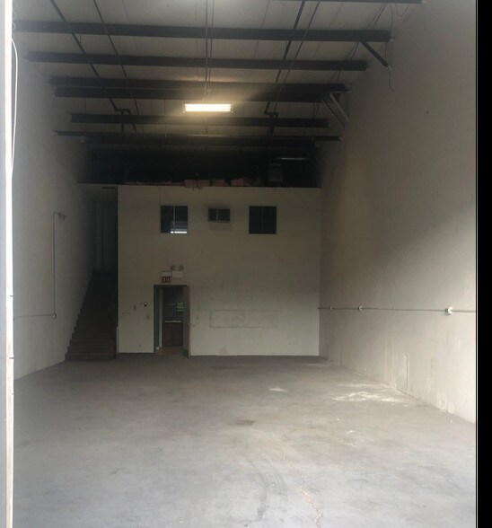 More Photos Of 189 Poplar Pl, North Aurora Warehouse For Lease