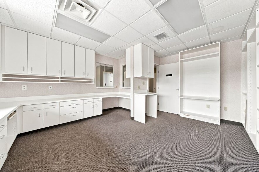 More Photos Of 1750 Memorial Dr, Clarksville Medical For Lease