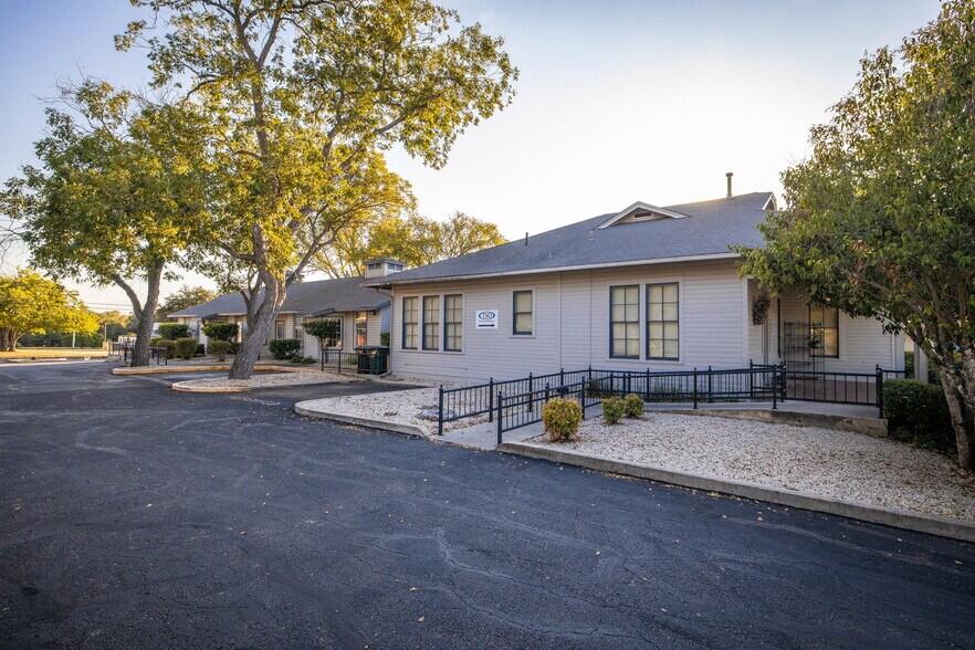 More Photos Of 515 E Court St, Seguin Office Residential For Lease
