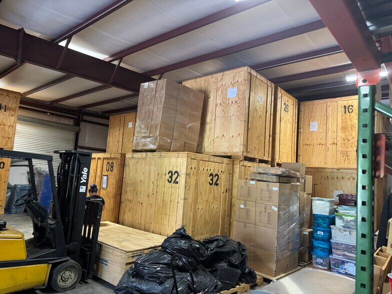 More Photos Of 5104 Forsyth Commerce Rd, Orlando Showroom For Lease