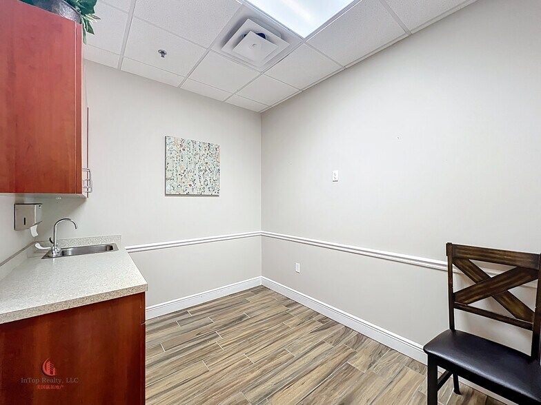 More Photos Of 1507 S Hiawassee Rd, Orlando Medical For Lease
