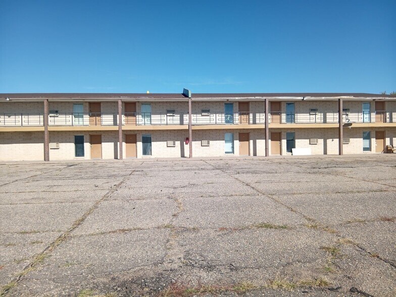 More Photos Of 450 S Lincoln St, Burlington Hotel For Sale