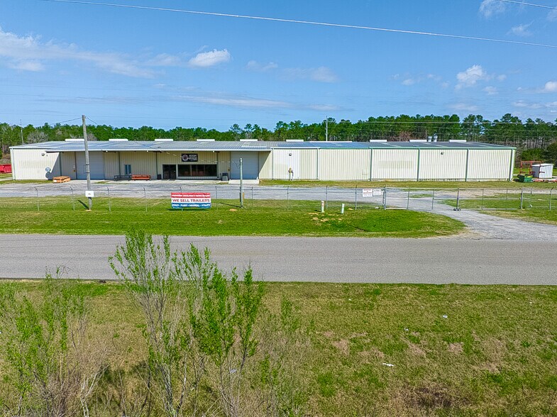 More Photos Of 804 W Mitchell St, Adel Distribution For Lease
