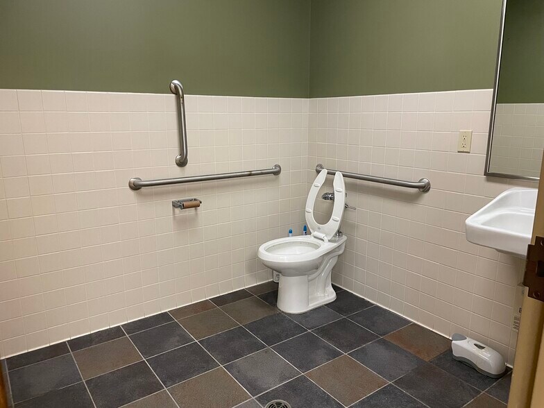 More Photos Of 1335 Corporate Center Curv, Saint Paul Medical For Lease