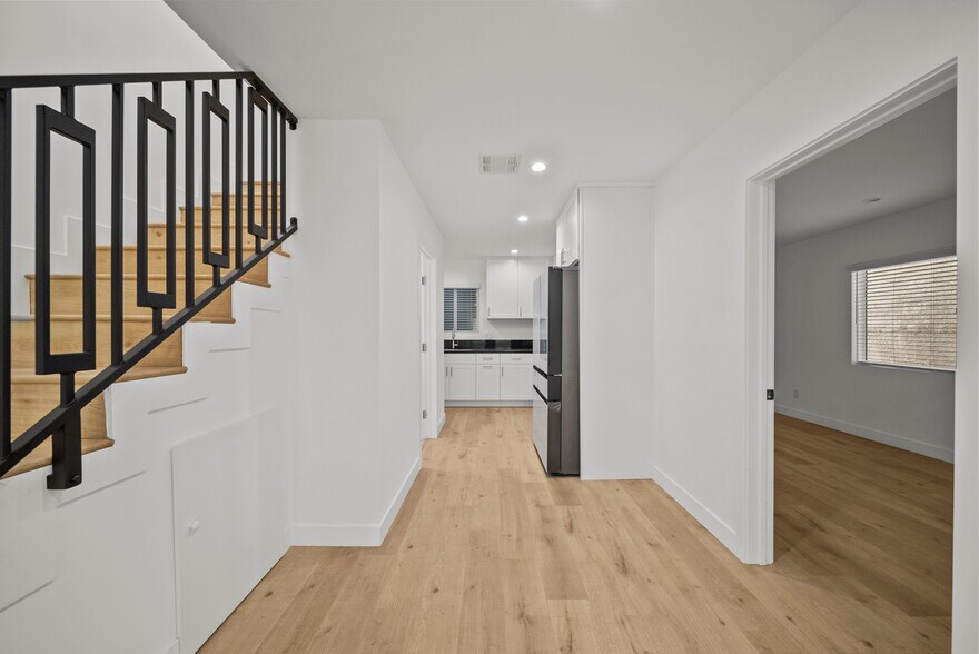 More Photos Of 11488 Burbank Blvd, North Hollywood Flex For Sale