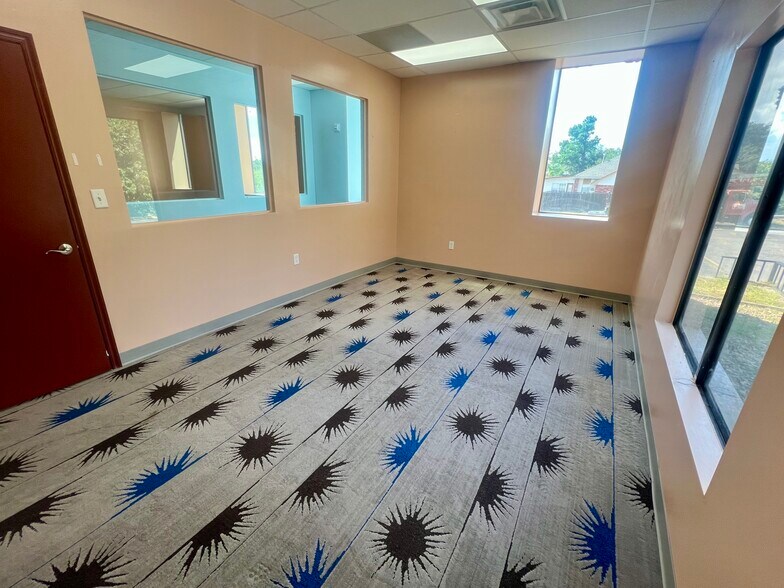 More Photos Of 3131 N MacArthur Blvd, Bethany Office For Sale