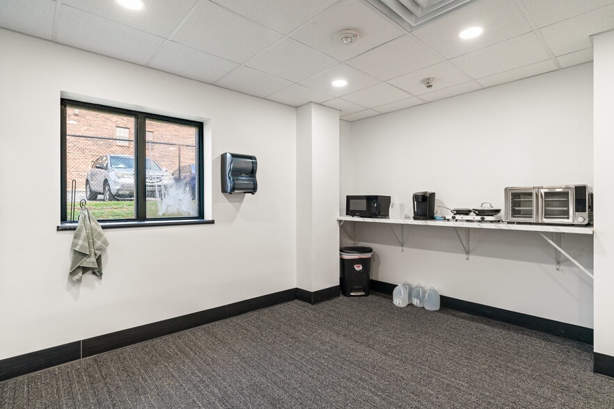 More Photos Of 4440 Walker Blvd, Knoxville Flex For Sale