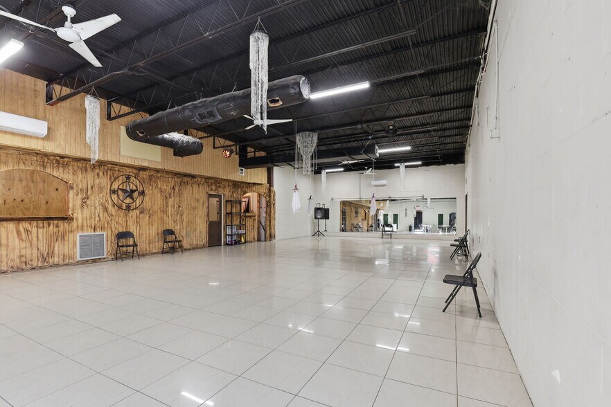 More Photos Of 17422 Beaumont Hwy, Houston Restaurant For Sale