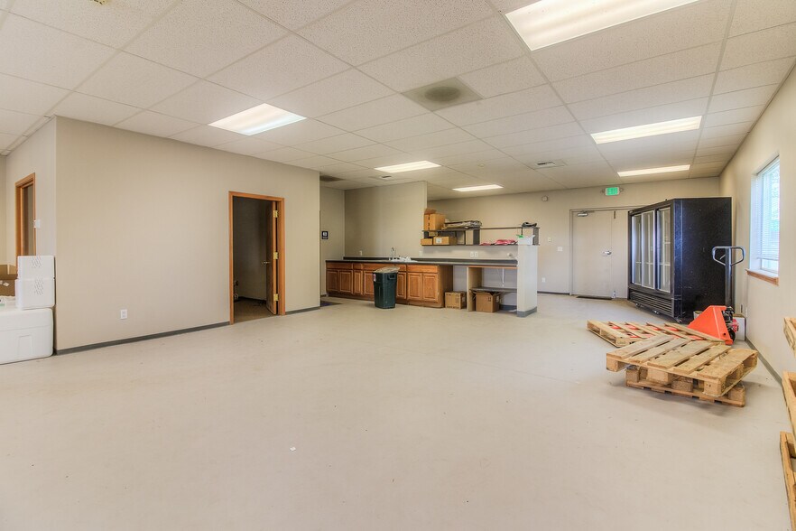 More Photos Of 445 Barnard Blvd, Sunnyside Office For Sale