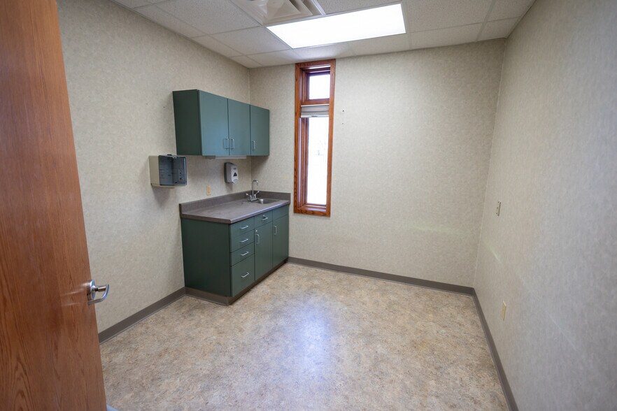 More Photos Of 1110 Oak Ridge Dr, Eau Claire Medical For Lease