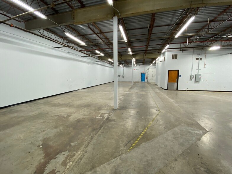 More Photos Of 9797-10161 E Admiral Pl, Tulsa Showroom For Lease