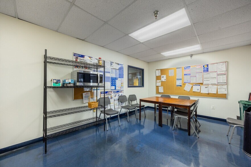 More Photos Of 99 Newbold Rd, Fairless Hills Warehouse For Lease