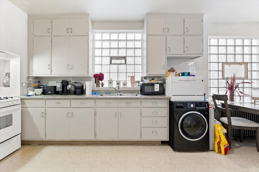 More Photos Of 2719 W Peterson Ave, Chicago Healthcare For Sale
