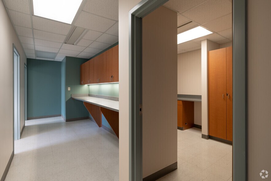 More Photos Of 25701 N Lakeland Blvd, Cleveland Medical For Lease