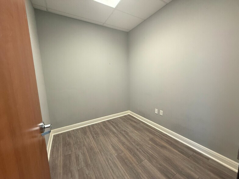 More Photos Of 4802 S Sam Houston Pky, Houston Unknown For Lease