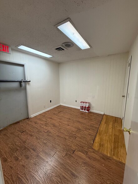 More Photos Of 294 S Lowry St, Smyrna General Retail For Sale
