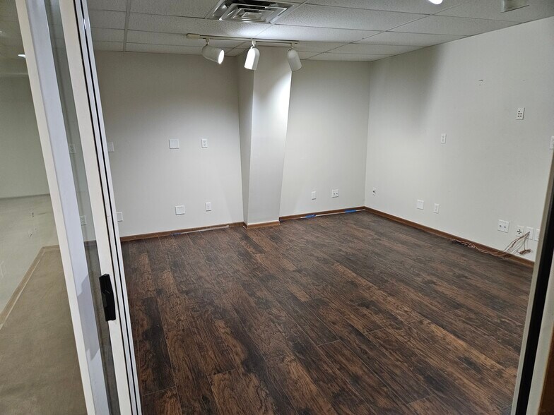 More Photos Of N168W20069 E Main St, Jackson Freestanding For Lease