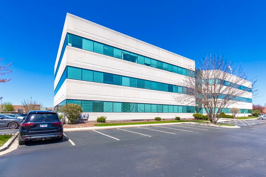More Photos Of 1952 Mcdowell Rd, Naperville Business Park For Lease